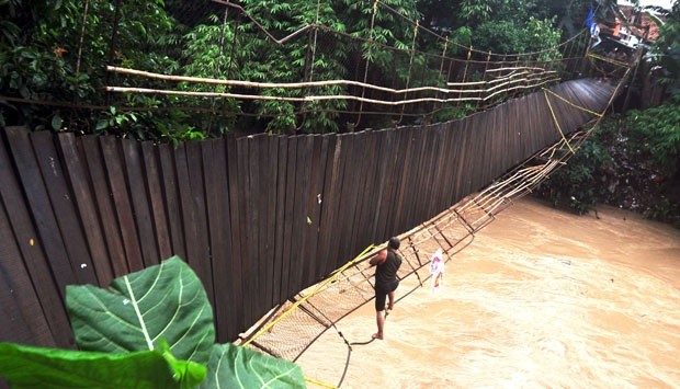 Sập cầu treo, 18 người chết và mất tích - ảnh 1